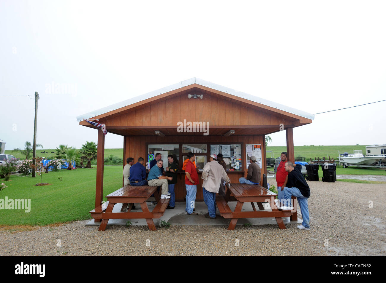 22. Juni 2010 Line-up - Venice, LOUISIANA, USA - Menschen zum Mittagessen im kleinen Sandwich Shop in Venice, Louisiana, USA 22. Juni 2010. Seit der massiven BP Golf von Mexiko Ölpest verdreifacht normalerweise verschlafenen Stadt gemäß der Sheriff Chef mehr als. Der Zustrom von Stockfoto