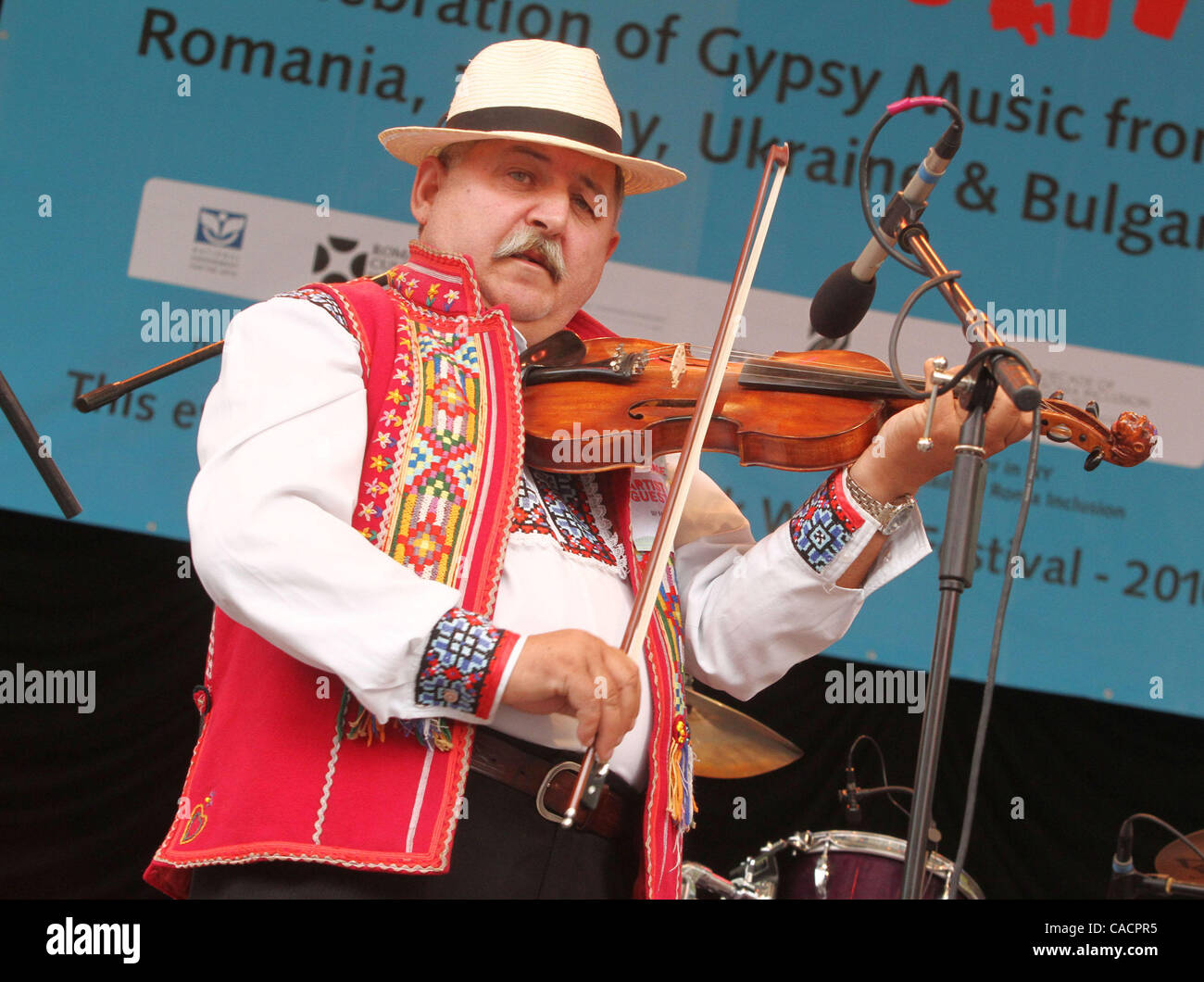 26. September 2010 führt während des New York Gypsy Festivals als Teil des Schwarzen Meeres Roma-Festival-eine Feier der Zigeunermusik aus Rumänien, Türkei, Ukraine und Bulgarien abgehaltenen Sommerbühne im Central Park - New York, New York, USA - Geige Spieler IVAN POPOVYCH von der ukrainischen Band TECSOI BANDA Stockfoto