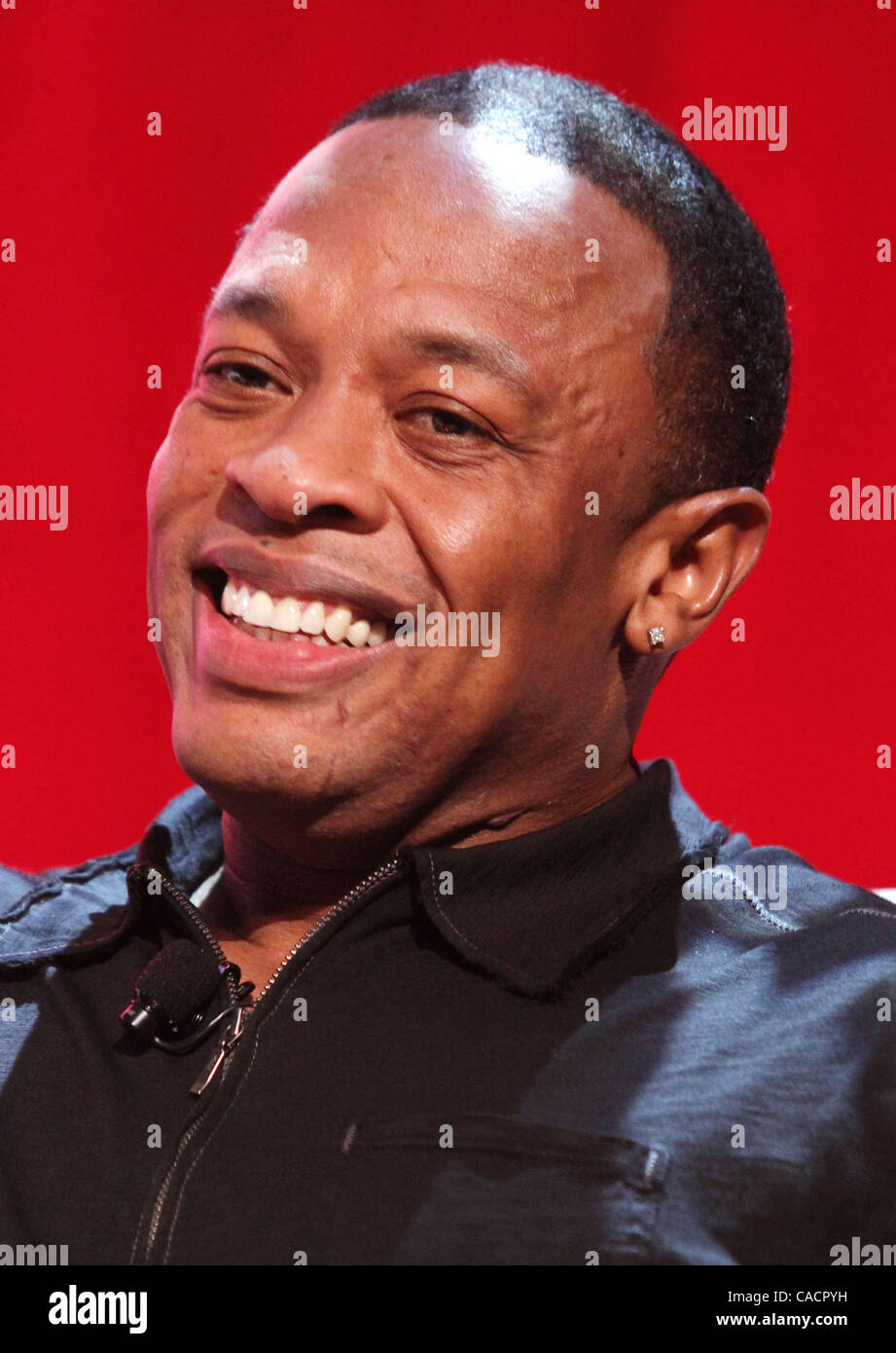 29. September 2010 - New York, New York, USA - Hip hop Artist DR. DRE bei der Ankündigung der die nächste Generation of Sound Pressekonferenz und Performances für "Beats by Dr. Dre" Audio-Produktlinie im Best Buy Theater statt. (Bild Kredit: Nancy Kaszerman/ZUMApress.com ©) Stockfoto