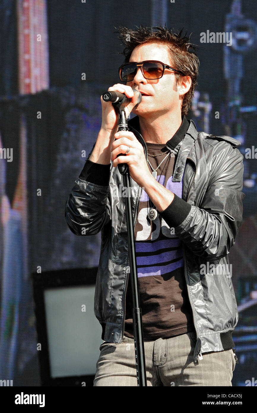 23. Juli 2010 führt - Louisville, Kentucky, USA - Sänger PATRICK MONAHAN des Zuges beim HullabaLOU Music Festival in Churchill Downs in Louisville, Kentucky. (Bild Kredit: Amy Harris/ZUMApress.com) Stockfoto