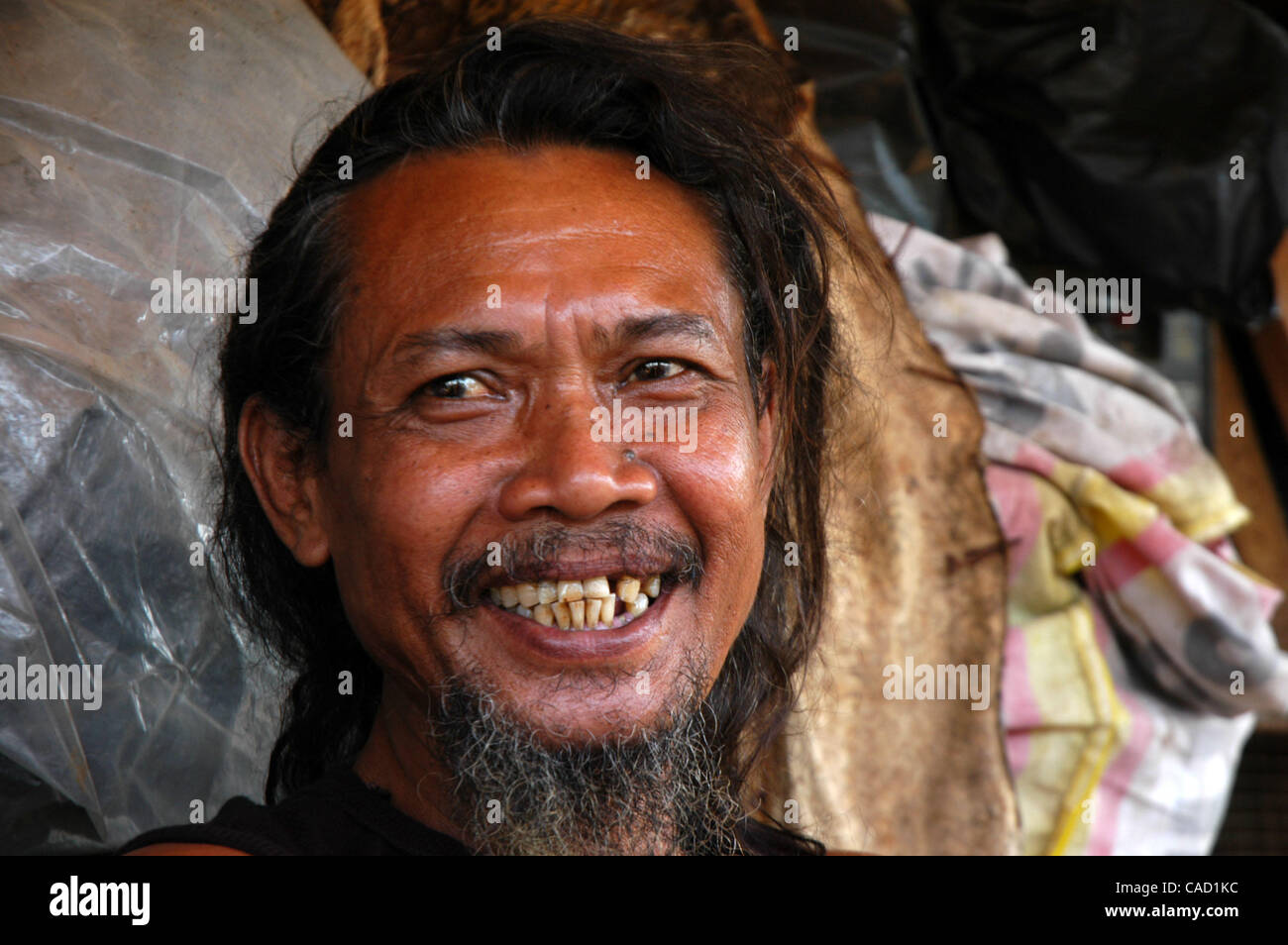 Ein Tier-Handler, spielt BIDUT mit seinem Lieblings-Python in Jakarta, 31. Juli 2010. Der 62 Jahre alte traditionelle Medizinpraktiker verwendet Reptil, Froschteile und Kräuter in seinem Elixiere, die er angeblich HIV/AIDS zusammen mit einer Reihe von anderen Erkrankungen heilen kann. Stockfoto