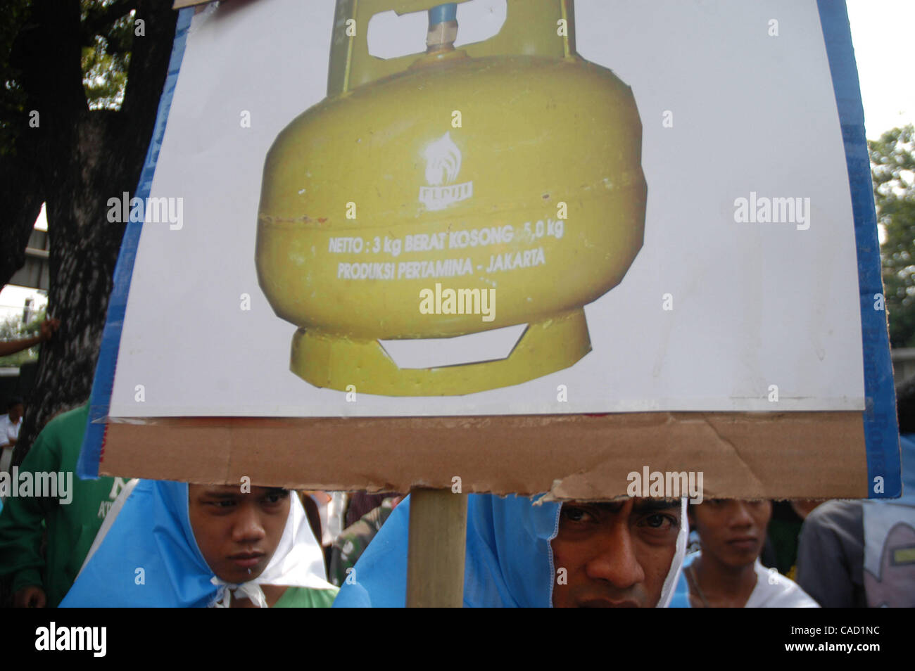 Demonstranten halten Plakat während Protest abgelehnt LPG Programm vor PERTAMINA, National Oil Company Büro in Jakarta, Indoneisa, 2. August 2010.  Seit die Regierung von Indonesien zur Umwandlung von Kerosin und LPG in 2007 für Haushalt Kraftstoff wurden 185 bei der Explosion Unfall 44 Stockfoto