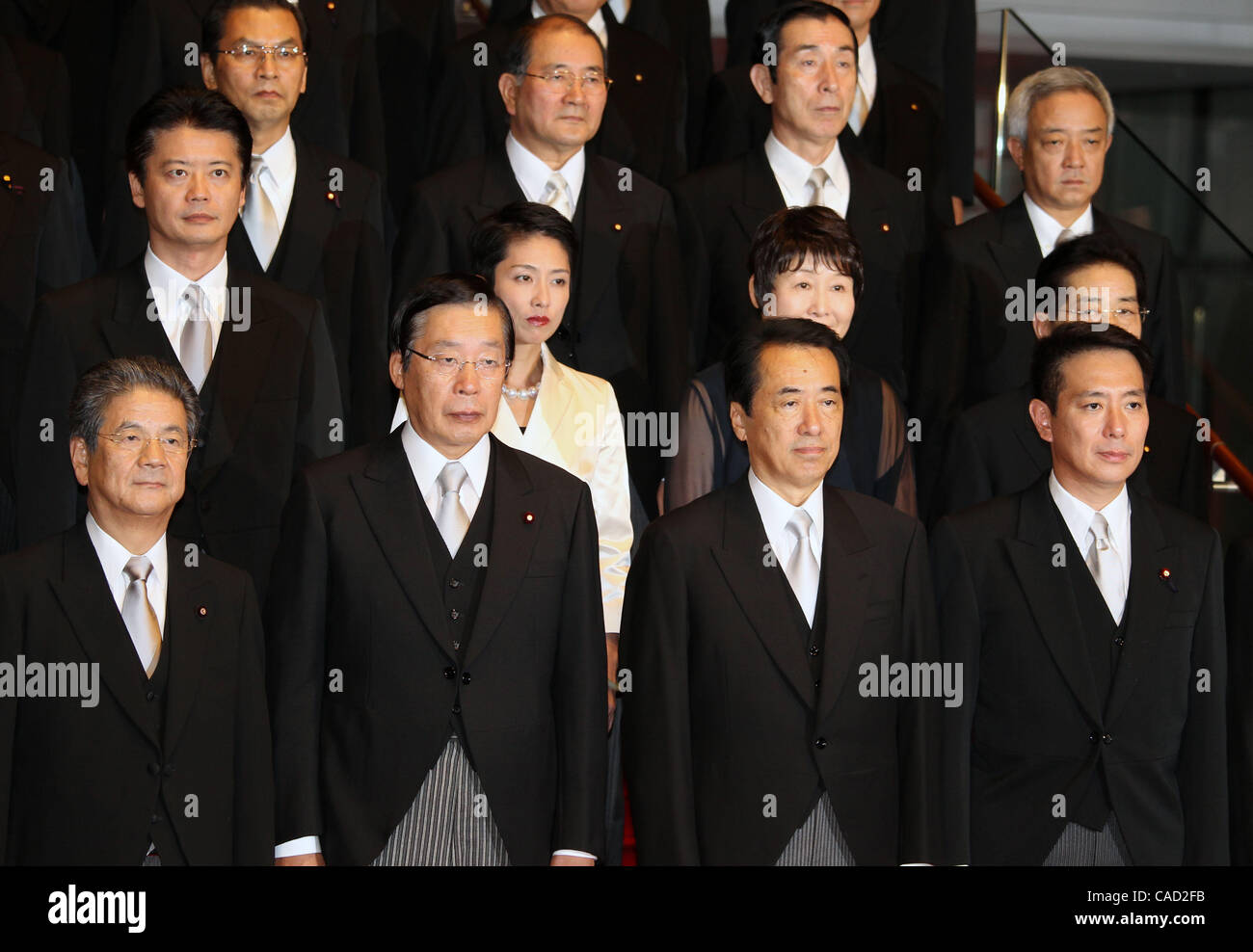 Sep 17, 2010 - Tokyo, Japan - der japanische Premierminister und demokratische Partei von Japan Naoto Kan (2R) posiert für Fotos mit seinem neuen Kabinett am Amtssitz des Premierministers in Tokio, Japan. Kan sein Kabinett umgebildet und Seiji Maehara wurde als der neue Außenminister ernannt. (Kredit-ich Stockfoto