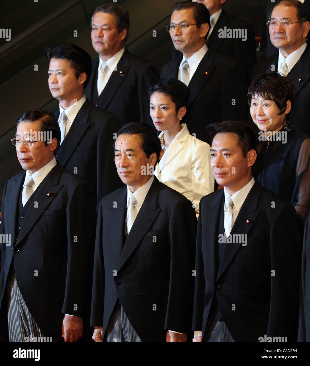 Sep 17, 2010 - Tokyo, Japan - der japanische Premierminister und Democratic Party of Japan Naoto Kan (C) posiert für Fotos mit seinem neuen Kabinett am Amtssitz des Premierministers in Tokio, Japan. Kan sein Kabinett umgebildet und Seiji Maehara wurde als der neue Außenminister ernannt. (Kredit Im Stockfoto