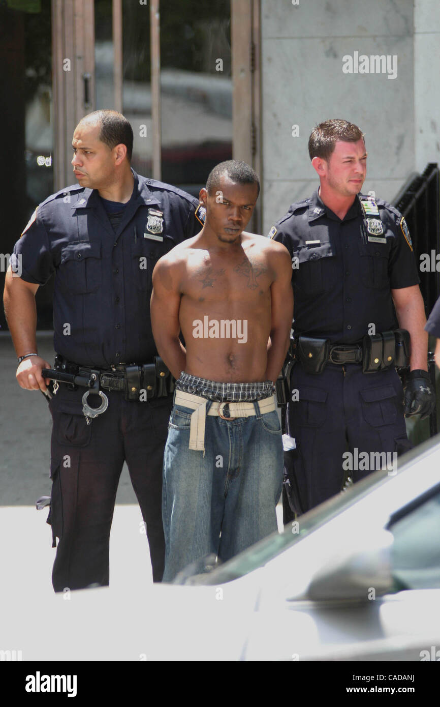 25. Juni 2010 sind - New York, New York, USA - Sheepshead Bay Brooklyn 2 loten gefangen, nachdem Polizei jagen von einem shooting in Brooklyn, New York06-25-2010. K65569BCO. Atmosphäre (Kredit-Bild: © Bruce Cotler/Globe Photos/ZUMApress.com) Stockfoto