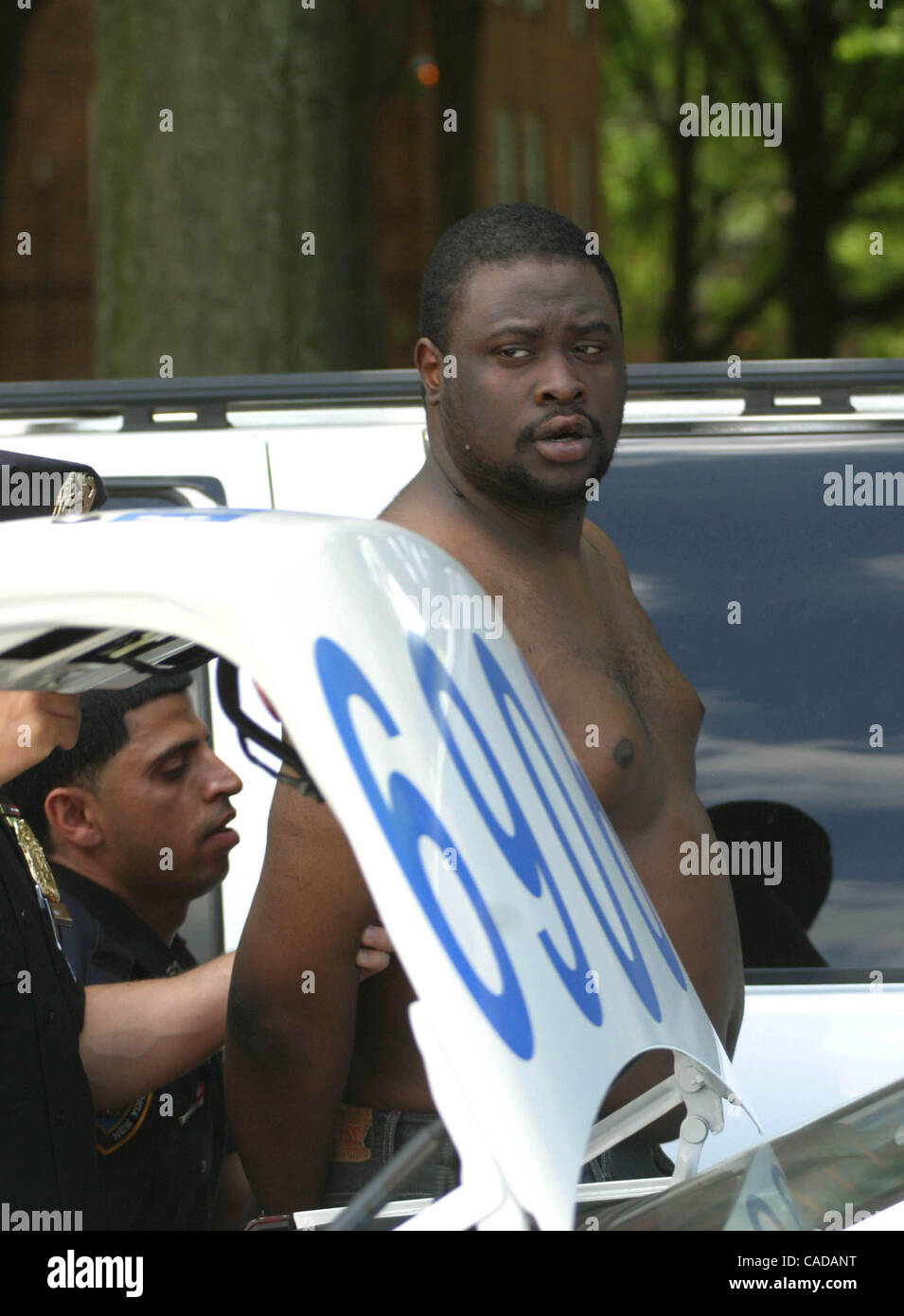 25. Juni 2010 sind - New York, New York, USA - Sheepshead Bay Brooklyn 2 loten gefangen, nachdem Polizei jagen von einem shooting in Brooklyn, New York06-25-2010. K65569BCO. Atmosphäre (Kredit-Bild: © Bruce Cotler/Globe Photos/ZUMApress.com) Stockfoto