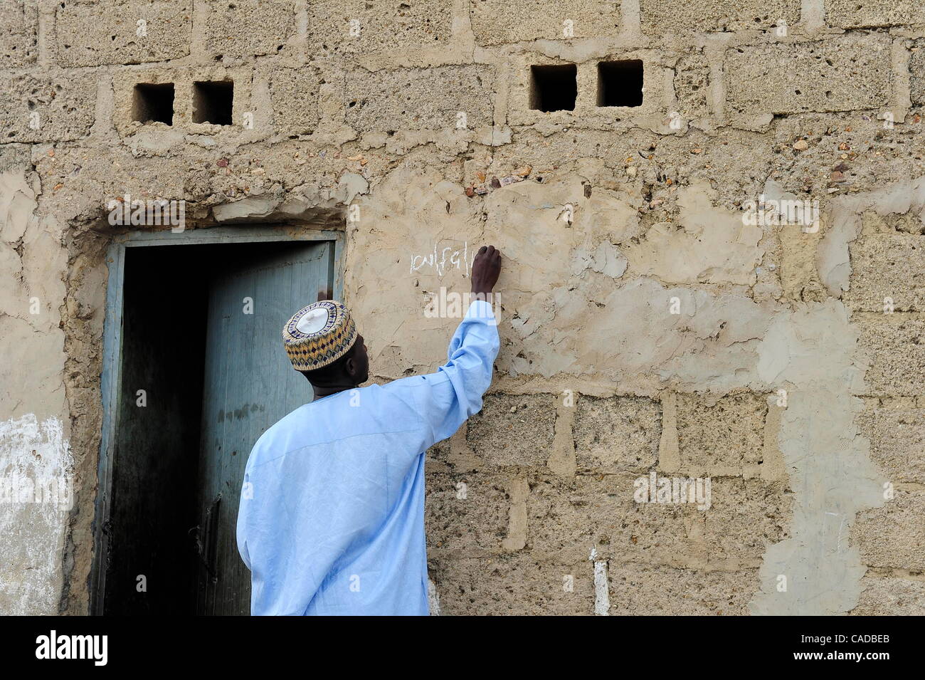 5. August 2010 - Kano, kennzeichnet KANO, NIGERIA - A Ward Kwciri IPD Immunisierung Kampagne Arbeiter ein Zuhause, wo Kinder gegen Polio geimpft worden sind. Kinderlähmung Impfärzte fächerförmig über die Fagge Verwaltungsgebiet, Ward Kwciri, auf der Suche nach Kinder jünger als fünf am ersten Tag von der Immunisierung Stockfoto