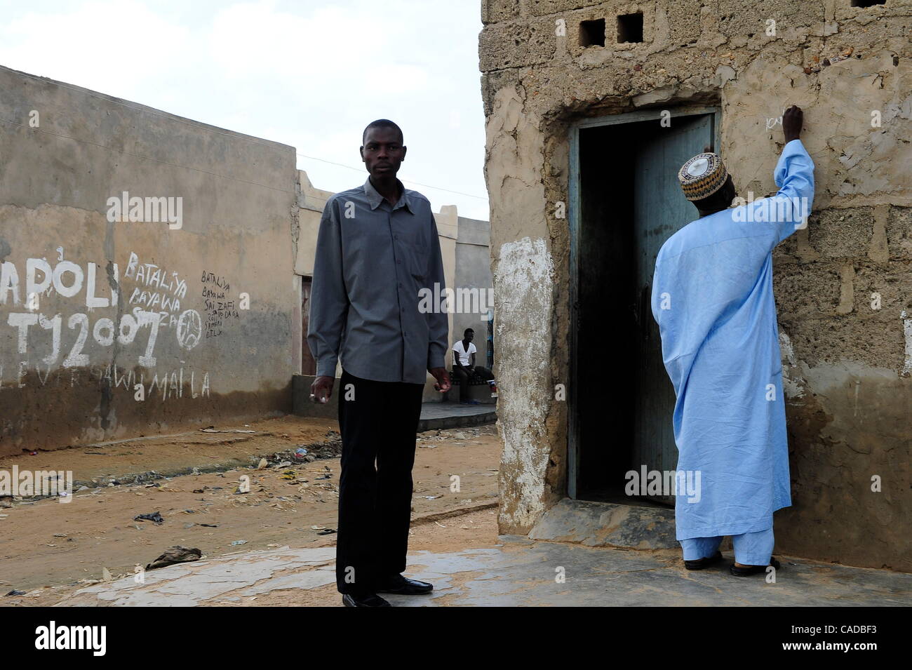 5. August 2010 - Kano, KANO, NIGERIA - Ward Kwciri IPD Immunisierung Wahlhelfer markieren Sie ein Zuhause, wo Kinder gegen Polio geimpft worden sind. Kinderlähmung Impfärzte fächerförmig über die Fagge Verwaltungsgebiet, Ward Kwciri, auf der Suche nach Kinder jünger als fünf am ersten Tag der Immunisierung P Stockfoto