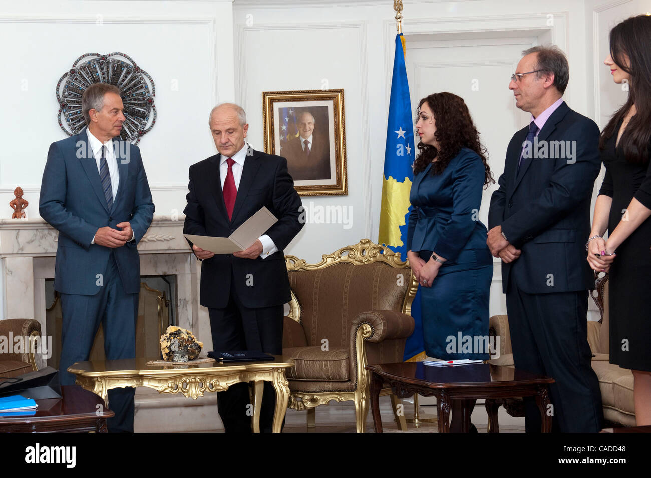 8. Juli 2010 - Pristina, Pristina, Kosovo - Großbritanniens ehemaligen Premierminister TONY BLAIR (links) während des Treffens mit dem Präsidenten des Kosovo, FATMIR SEJDIU. Ehemalige britische Premierminister wurde mit der golden Medal Of Freedom ausgezeichnet... Tony Blair gilt als ein Held im Kosovo aufgrund seiner Rolle du Stockfoto