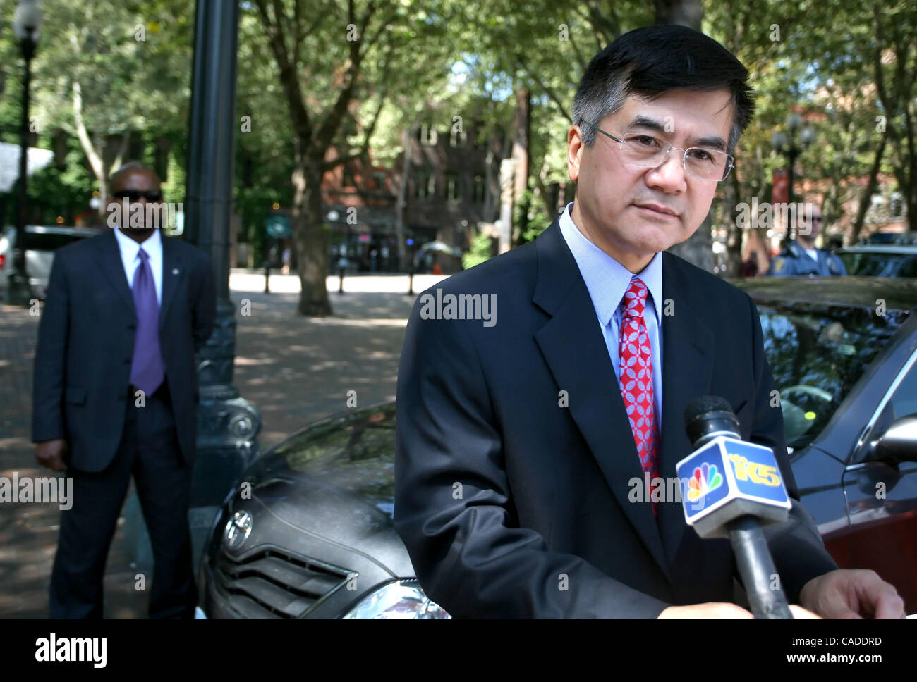 17. August 2010 - Seattle, Washington, USA - US-Handelsminister GARY LOCKE vor der Grand Central Bäckerei nach einem Treffen mit Präsident Obama und lokalen kleinen Unternehmern im Stadtteil Pioneer Square. Dies ist Obamas erste Besuch in Seattle als Präsident. (Kredit-Bild: © Marcus Donner/Z Stockfoto