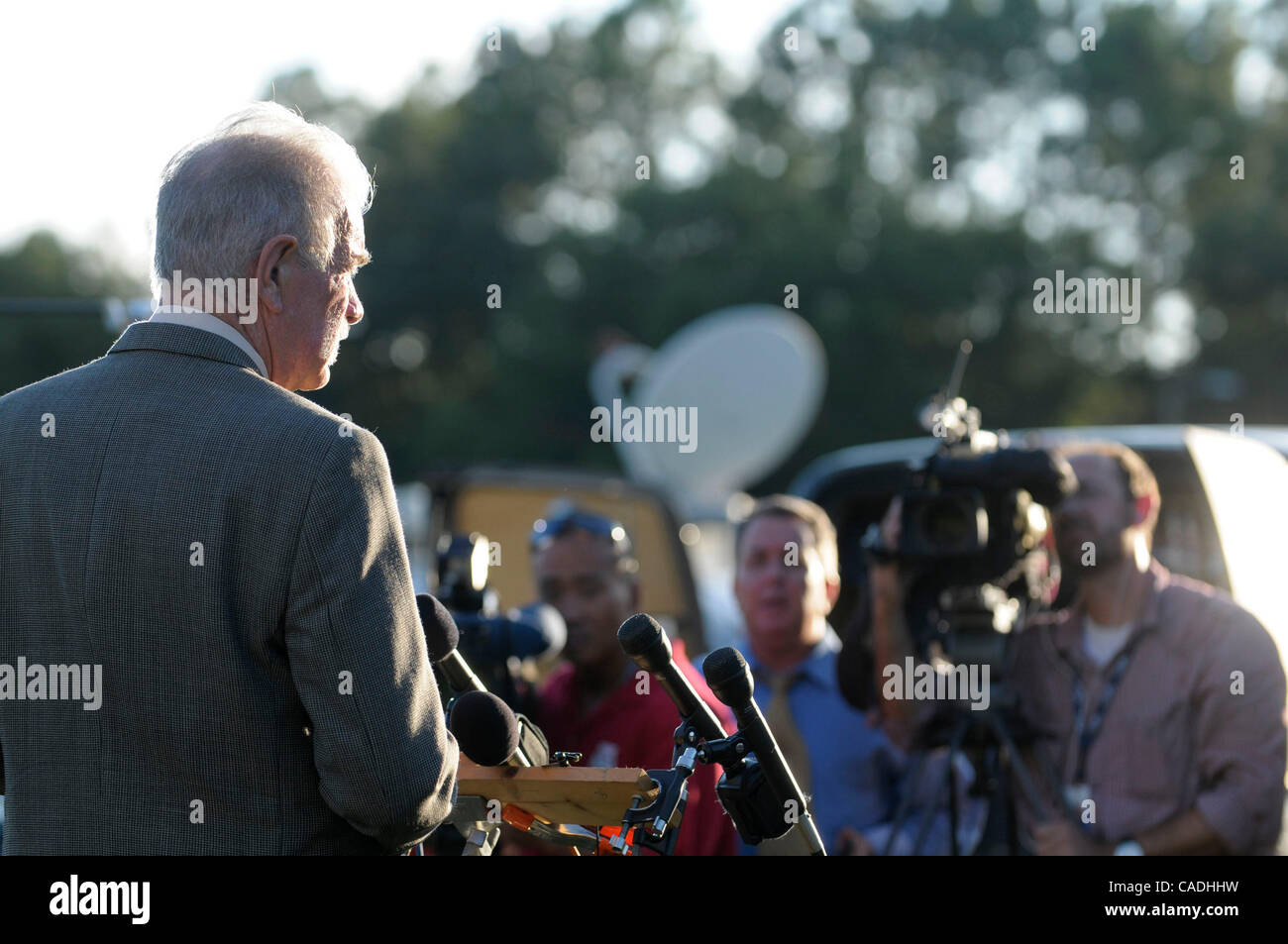 Sep 08, 2010 - Gainesville, Florida, USA - Pastor TERRY JONES, links, spricht zu den Reportern außerhalb der Dove World Outreach Center in Gainesville. Jones hat damit gedroht, 200 Qurans anlässlich des Jubiläums der terroristischen Anschläge vom 11. September zu verbrennen. (Kredit-Bild: © Phelan Ebenhack/ZUMApress.com) Stockfoto