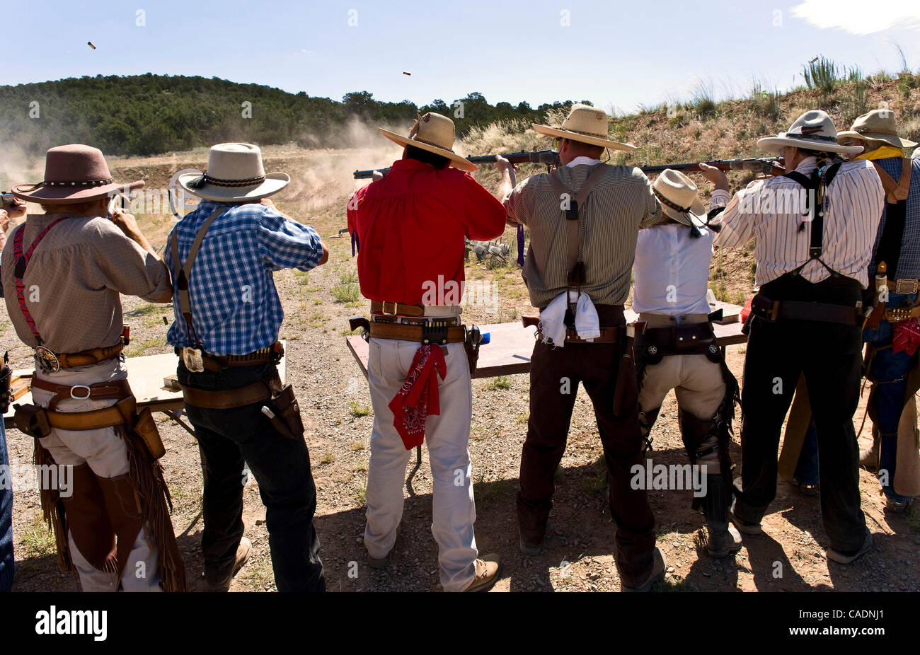25. Juni 2010 - Edgewood, New Mexico, USA - A Posse entfesselt eine Flut von Schüssen auf Ziele bei Ende der Trail, der Single Action Shooting Society jährlichen einwöchigen World Championship der Cowboy Action Shooting und Wildwest-Jubiläum.  Erhaltung der Geschichte und Traditionen der alten gewidmet Stockfoto