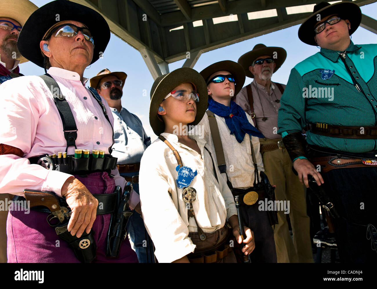 Cowboy action shooting competition Fotos und Bildmaterial in hoher