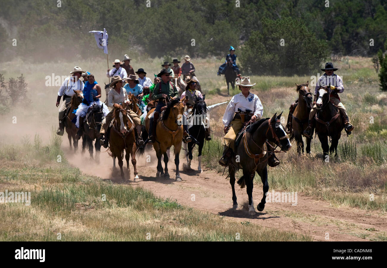 26. Juni 2010 - montiert Edgewood, New Mexico, USA - schießen Konkurrenten machen ihren Weg in die Arena am Ende der Trail, der Single Action Shooting Society jährlichen einwöchigen World Championship der Cowboy Action Shooting und Wildwest-Jubiläum.  Erhaltung der Geschichte und Traditionen der Stockfoto