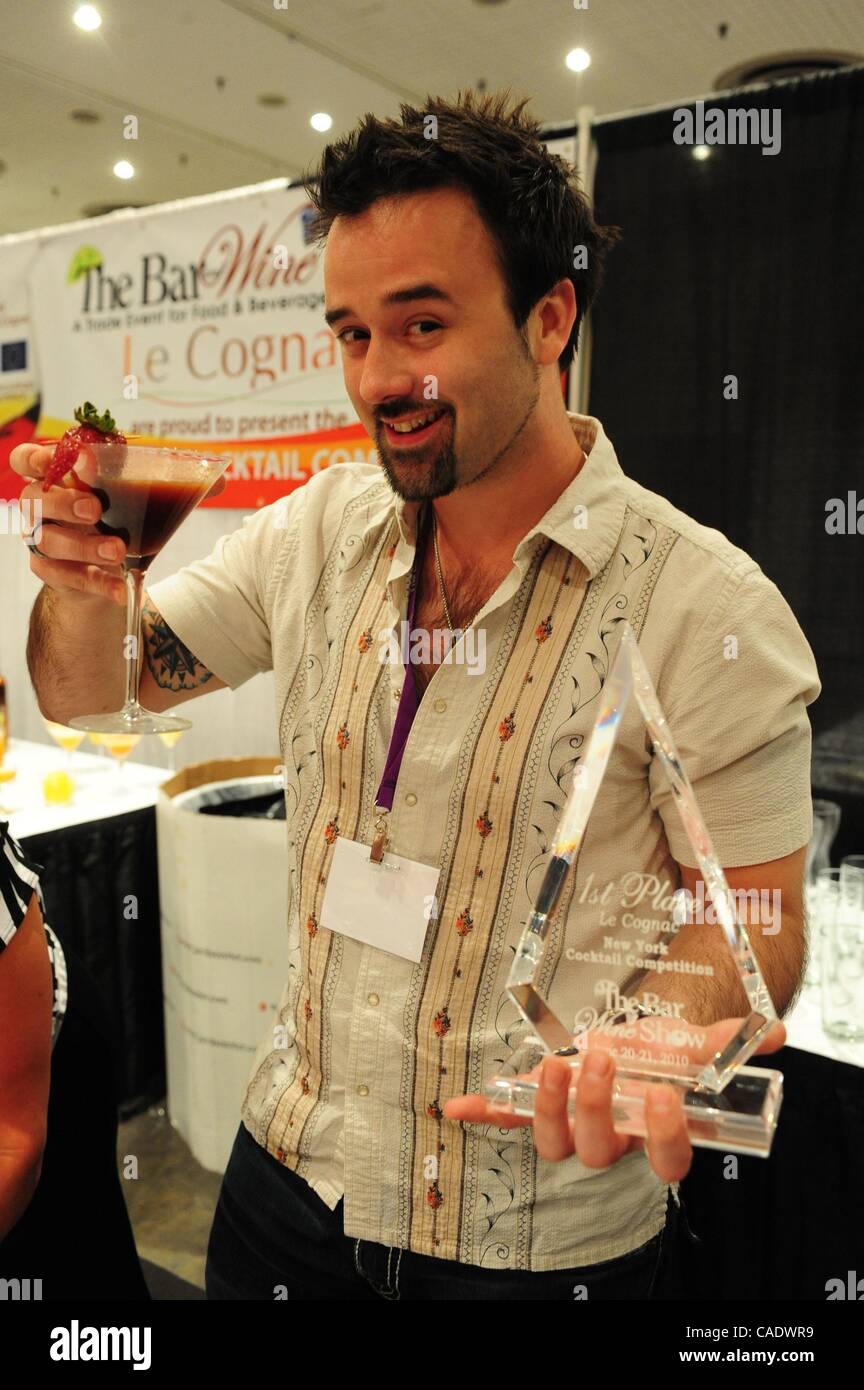 21. Juni 2010 mit dem Titel - Manhattan, New York, USA - Christopher James von Red Bank, NJ mit seinem 1. Platz cocktail "Erdbeere Mud" beim 2010 New York Cocktail-Wettbewerb von Le Cognac an der Bar und Wine Show, Jacob Javits Center vorgestellt.  (Kredit-Bild: © Bryan Smith/ZUMA Press) EINSCHRÄNKUNGEN: Stockfoto