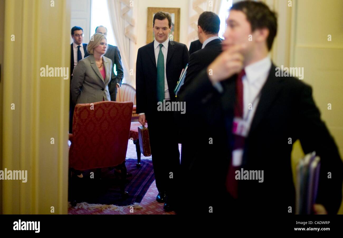 22. Juni 2010 - London, England, Vereinigtes Königreich - Schatzkanzler GEORGE OSBORNE, grüne Krawatte, hält es Disraeli Budget Originalverpackung in Nummer 11 Downing Street wie er seinen Weg bis vor die Haustür für das Parlament macht zu seiner ersten Haushaltsrede liefern lassen. (Kredit-Bild: © Andrew Par Stockfoto