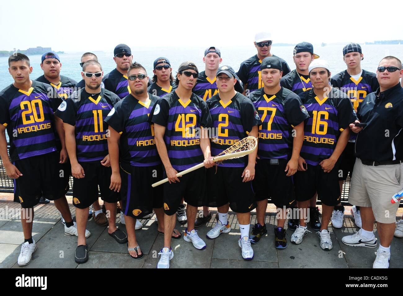 15. Juli 2010 - Manhattan, New York, USA - The Iroquois Staatsangehörigen Lacrosse-Team besucht Battery Park während der Hoffnung, die sie Einstieg in England dürfen, in der Sport-Weltmeisterschaft in Manchester zu konkurrieren. Die britische Regierung sagte am Mittwoch, dass das Team nicht gestatten würde, in Stockfoto