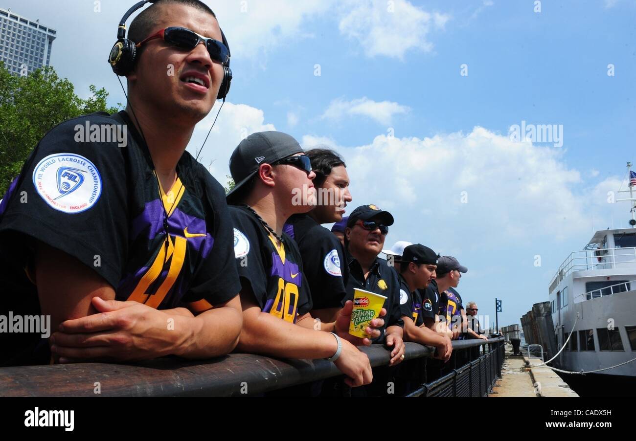 15. Juli 2010 schaut - Manhattan, New York, USA - Jeremy Thompson von Onondoga zu, wie die Irokesen Staatsangehörigen Lacrosse-Team Battery Park besucht während der Hoffnung, die sie Eintritt in England, in der Sport-Weltmeisterschaft in Manchester zu konkurrieren dürfen. Die britische Regierung sagte Mi Stockfoto