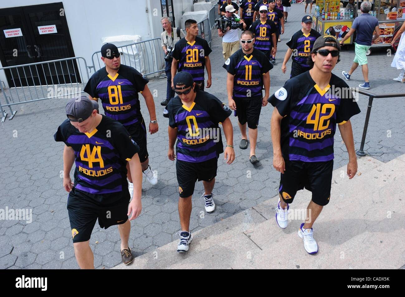 15. Juli 2010 - Manhattan, New York, USA - The Iroquois Staatsangehörigen Lacrosse-Team besucht Battery Park während der Hoffnung, die sie Einstieg in England dürfen, in der Sport-Weltmeisterschaft in Manchester zu konkurrieren. Die britische Regierung sagte am Mittwoch, dass das Team nicht gestatten würde, in Stockfoto