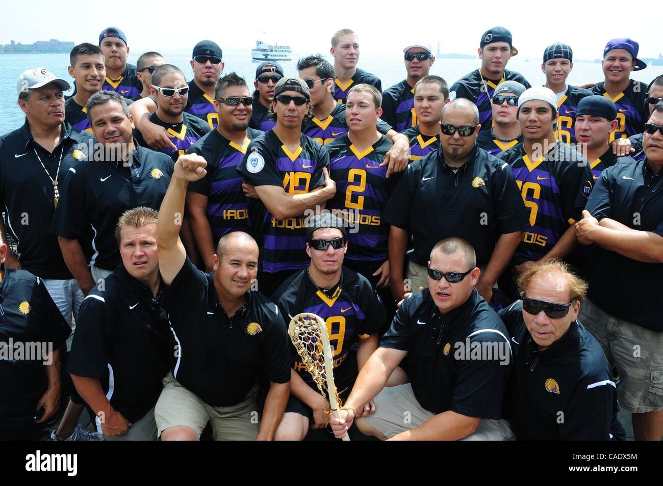 15. Juli 2010 - Manhattan, New York, USA - The Iroquois Staatsangehörigen Lacrosse-Team besucht Battery Park während der Hoffnung, die sie Einstieg in England dürfen, in der Sport-Weltmeisterschaft in Manchester zu konkurrieren. Die britische Regierung sagte am Mittwoch, dass das Team nicht gestatten würde, in Stockfoto