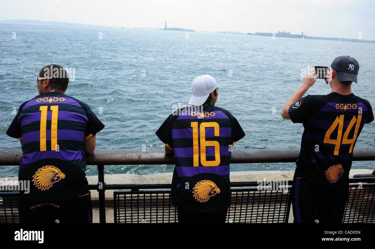 15. Juli 2010 - Manhattan, New York, USA - The Iroquois Staatsangehörigen Lacrosse-Team besucht Battery Park während der Hoffnung, die sie Einstieg in England dürfen, in der Sport-Weltmeisterschaft in Manchester zu konkurrieren. Die britische Regierung sagte am Mittwoch, dass das Team nicht gestatten würde, in Stockfoto