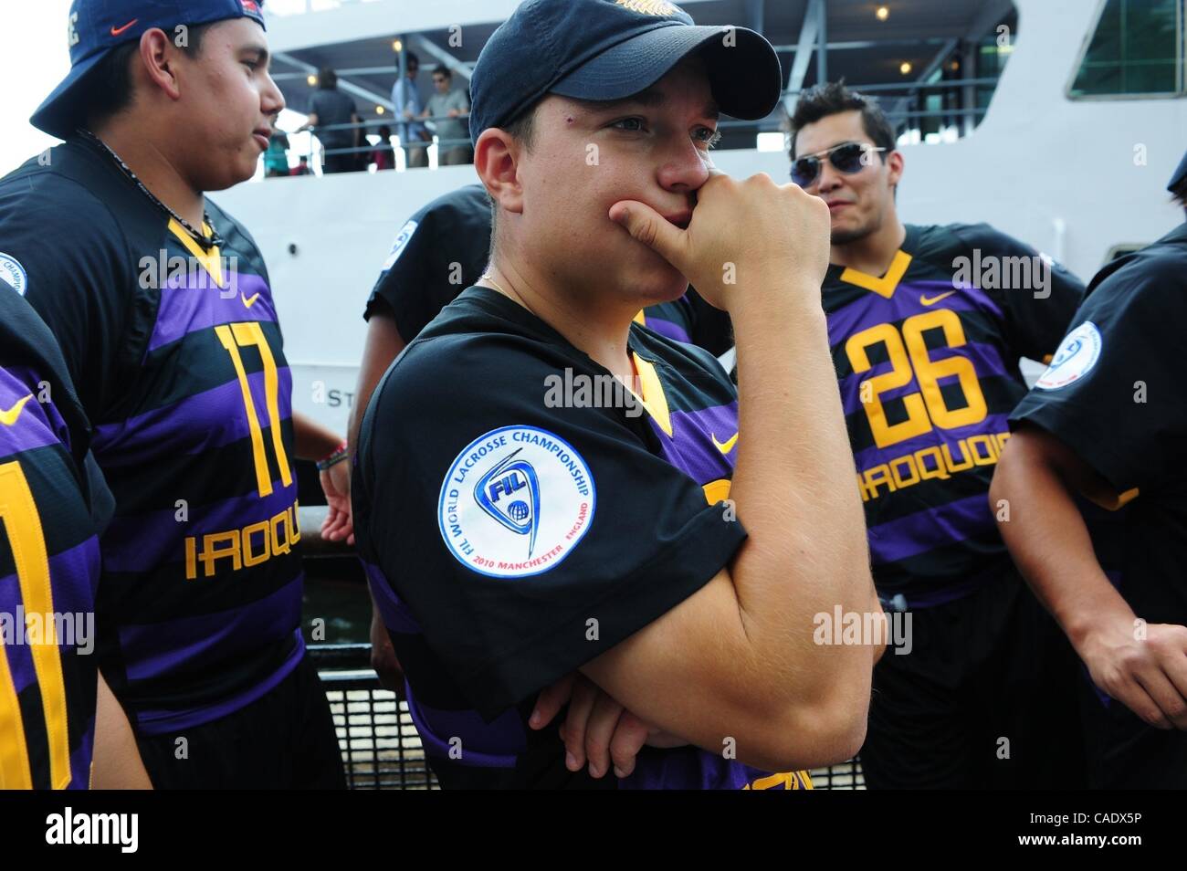 15. Juli 2010 schaut - Manhattan, New York, USA - Marty Ward von Syrakus zu, wie die Irokesen Staatsangehörigen Lacrosse-Team Battery Park besucht während der Hoffnung, die sie Eintritt in England, in der Sport-Weltmeisterschaft in Manchester zu konkurrieren dürfen. Die britische Regierung sagte zwa Stockfoto