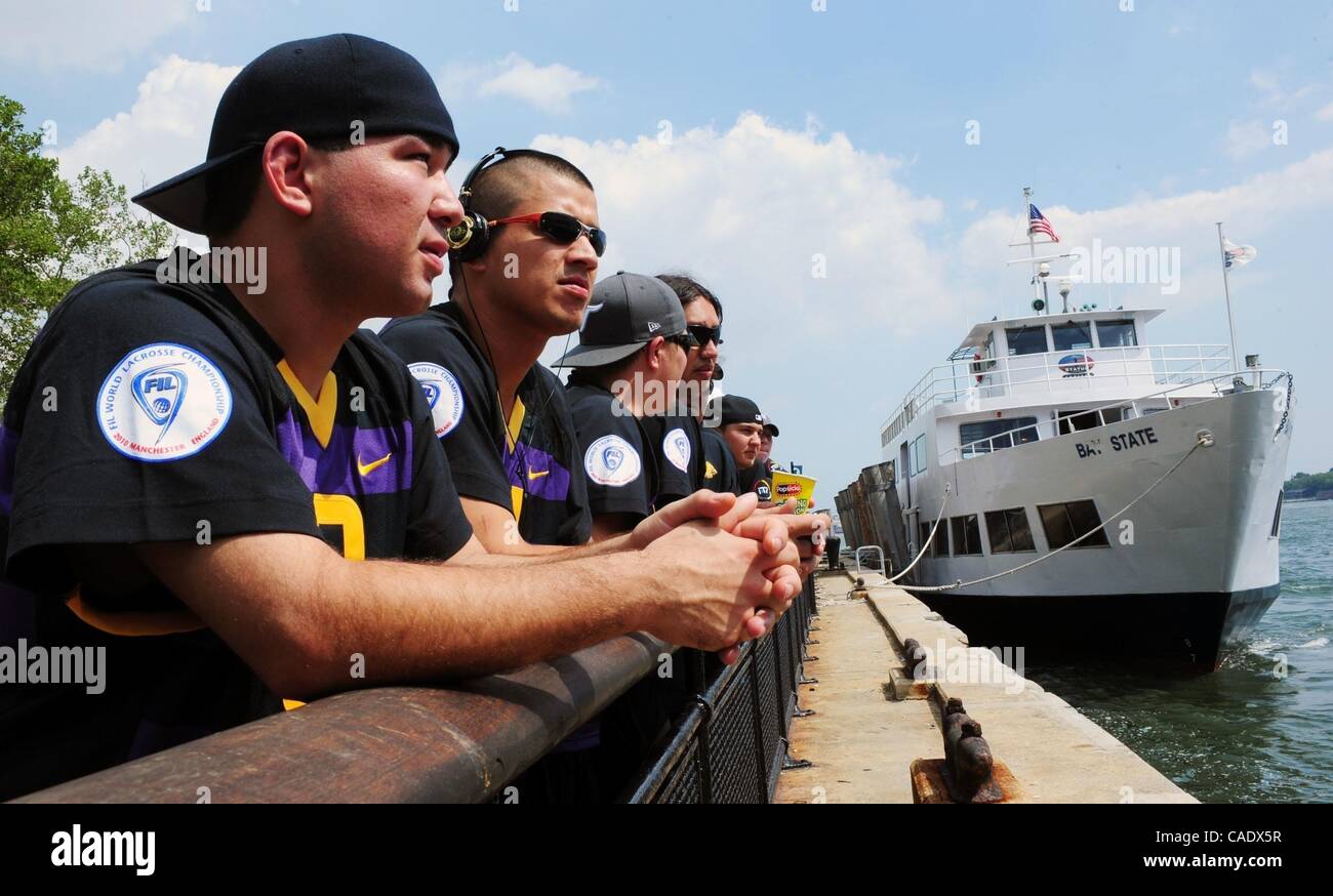 15. Juli 2010 - Manhattan, New York, USA - Delby Powess (L) und sein Teamkollege Jeremy Thompson (2. v. L) zusehen, wie die Irokesen Staatsangehörigen Lacrosse-Team Battery Park besucht während der Hoffnung, die sie Eintritt in England, in der Sport-Weltmeisterschaft in Manchester zu konkurrieren dürfen. T Stockfoto