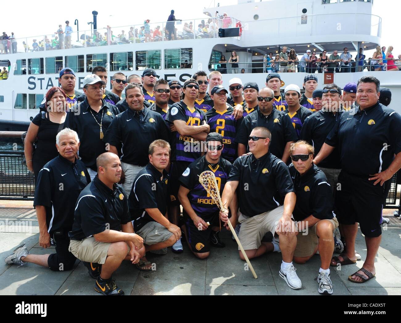 15. Juli 2010 - Manhattan, New York, USA - The Iroquois Staatsangehörigen Lacrosse-Team besucht Battery Park während der Hoffnung, die sie Einstieg in England dürfen, in der Sport-Weltmeisterschaft in Manchester zu konkurrieren. Die britische Regierung sagte am Mittwoch, dass das Team nicht gestatten würde, in Stockfoto