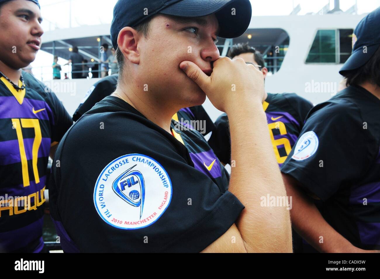 15. Juli 2010 schaut - Manhattan, New York, USA - Marty Ward von Syrakus zu, wie die Irokesen Staatsangehörigen Lacrosse-Team Battery Park besucht während der Hoffnung, die sie Eintritt in England, in der Sport-Weltmeisterschaft in Manchester zu konkurrieren dürfen. Die britische Regierung sagte zwa Stockfoto