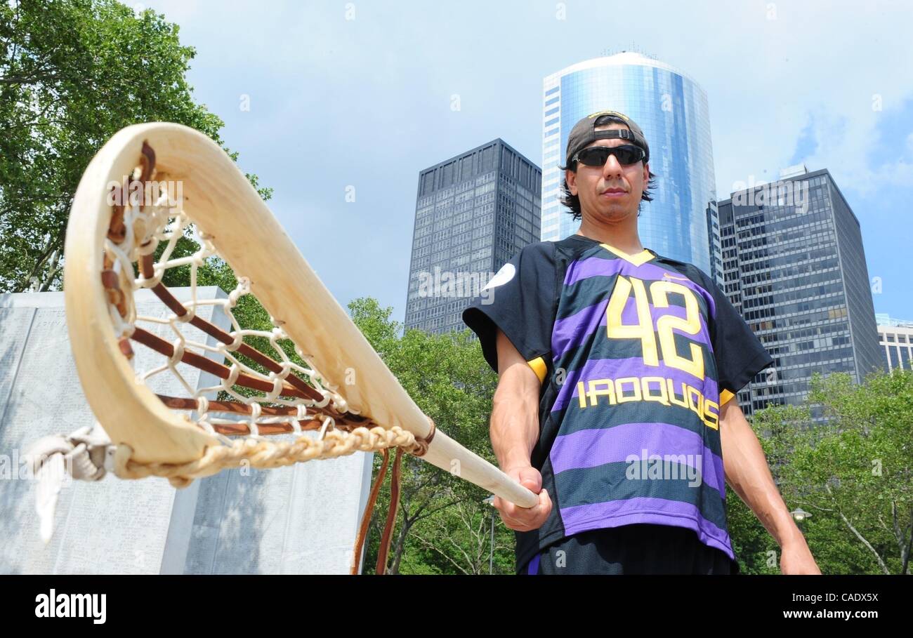 15. Juli 2010 - Manhattan, New York, USA - Gewas Schindler der Onondoga Nation zusieht wie die Irokesen Staatsangehörigen Lacrosse-Team Battery Park besucht während der Hoffnung, die sie Einstieg in England dürfen, in der Sport-Weltmeisterschaft in Manchester zu konkurrieren. Die britische governme Stockfoto
