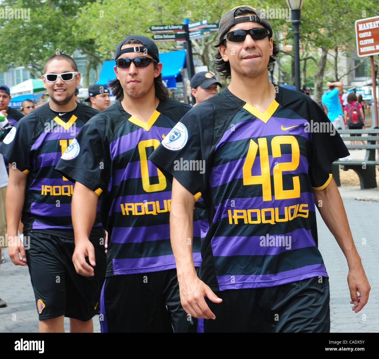 15. Juli 2010 - Manhattan, New York, USA - The Iroquois Staatsangehörigen Lacrosse-Team besucht Battery Park während der Hoffnung, die sie Einstieg in England dürfen, in der Sport-Weltmeisterschaft in Manchester zu konkurrieren. Die britische Regierung sagte am Mittwoch, dass das Team nicht gestatten würde, in Stockfoto