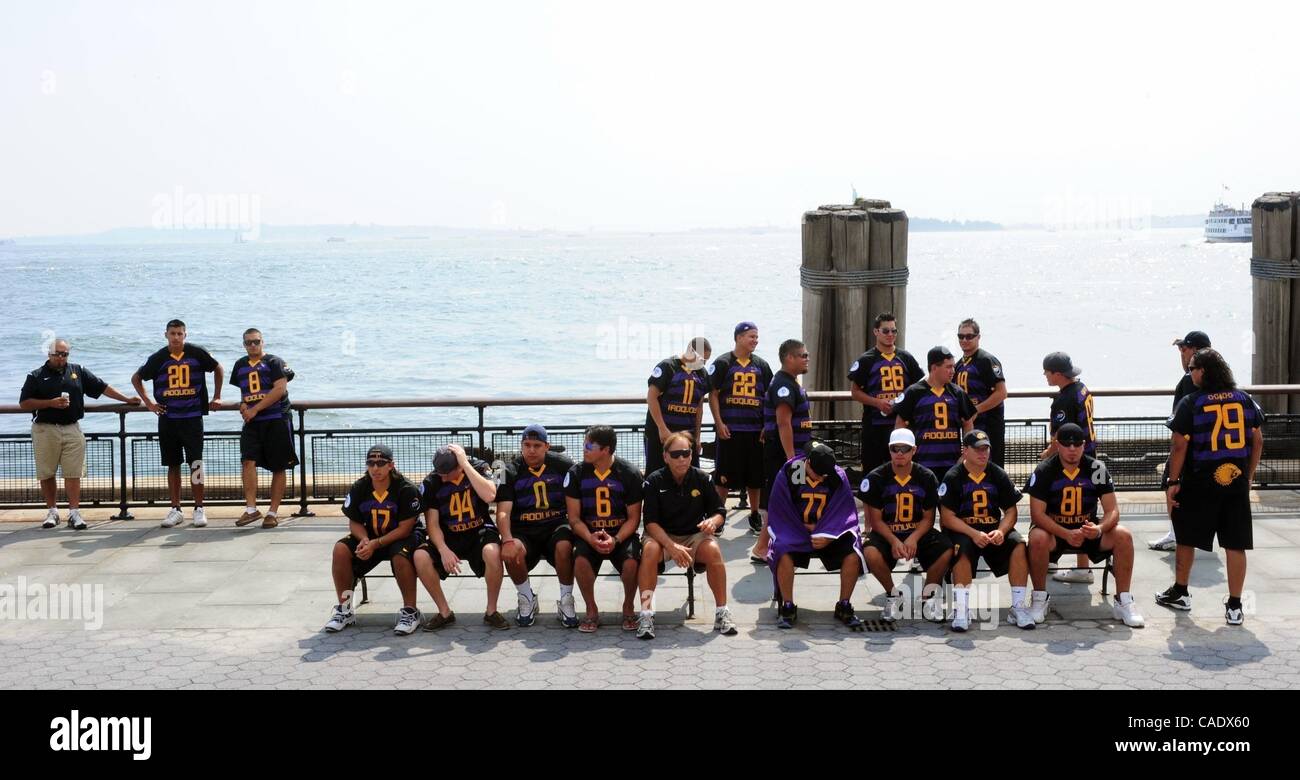 15. Juli 2010 - Manhattan, New York, USA - The Iroquois Staatsangehörigen Lacrosse-Team besucht Battery Park während der Hoffnung, die sie Einstieg in England dürfen, in der Sport-Weltmeisterschaft in Manchester zu konkurrieren. Die britische Regierung sagte am Mittwoch, dass das Team nicht gestatten würde, in Stockfoto