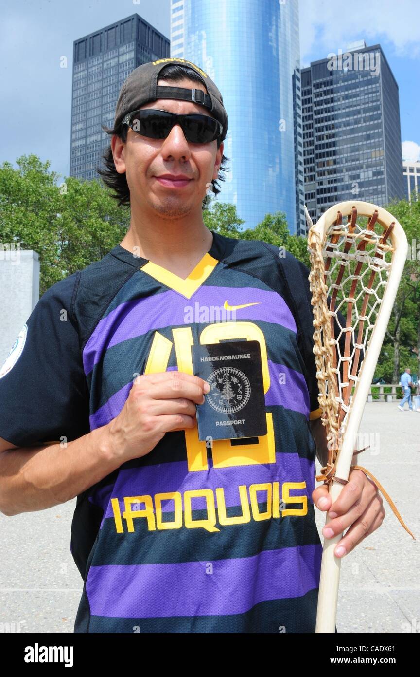 15. Juli 2010 - Manhattan, New York, USA - Gewas Schindler der Onondoga Nation zusieht wie die Irokesen Staatsangehörigen Lacrosse-Team Battery Park besucht während der Hoffnung, die sie Einstieg in England dürfen, in der Sport-Weltmeisterschaft in Manchester zu konkurrieren. Die britische governme Stockfoto
