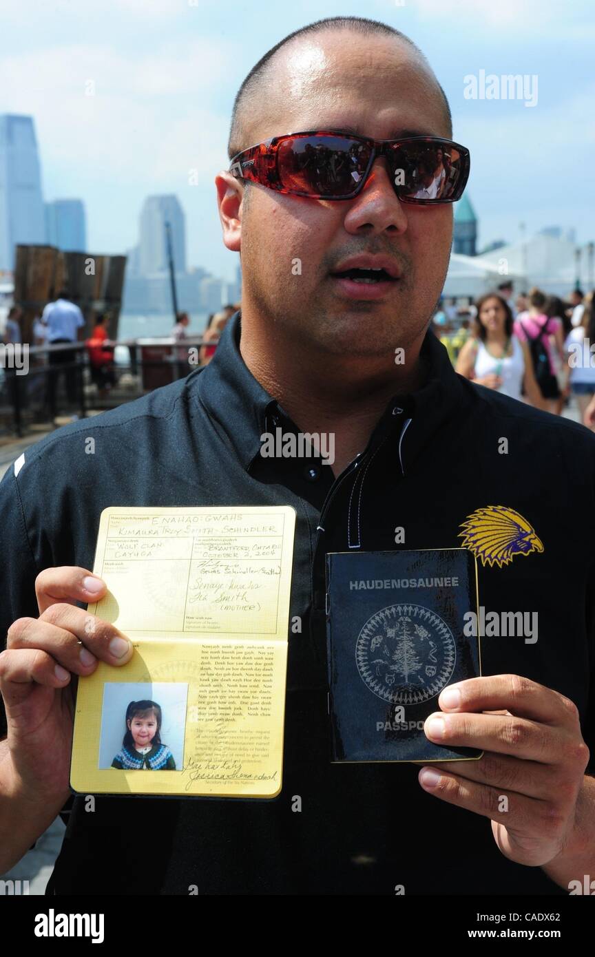 15. Juli 2010 - Manhattan, New York, US - General Manager Haudenosaunee Pässe ANSLEY JEMISON hält, als die Irokesen Staatsangehörigen Lacrosse-Team Battery Park besucht während der Hoffnung, die sie Eintritt in England, in der Sport-Weltmeisterschaft in Manchester zu konkurrieren dürfen. Die Stockfoto