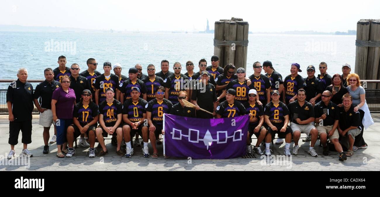 15. Juli 2010 - Manhattan, New York, USA - The Iroquois Staatsangehörigen Lacrosse-Team besucht Battery Park während der Hoffnung, die sie Einstieg in England dürfen, in der Sport-Weltmeisterschaft in Manchester zu konkurrieren. Die britische Regierung sagte am Mittwoch, dass das Team nicht gestatten würde, in Stockfoto