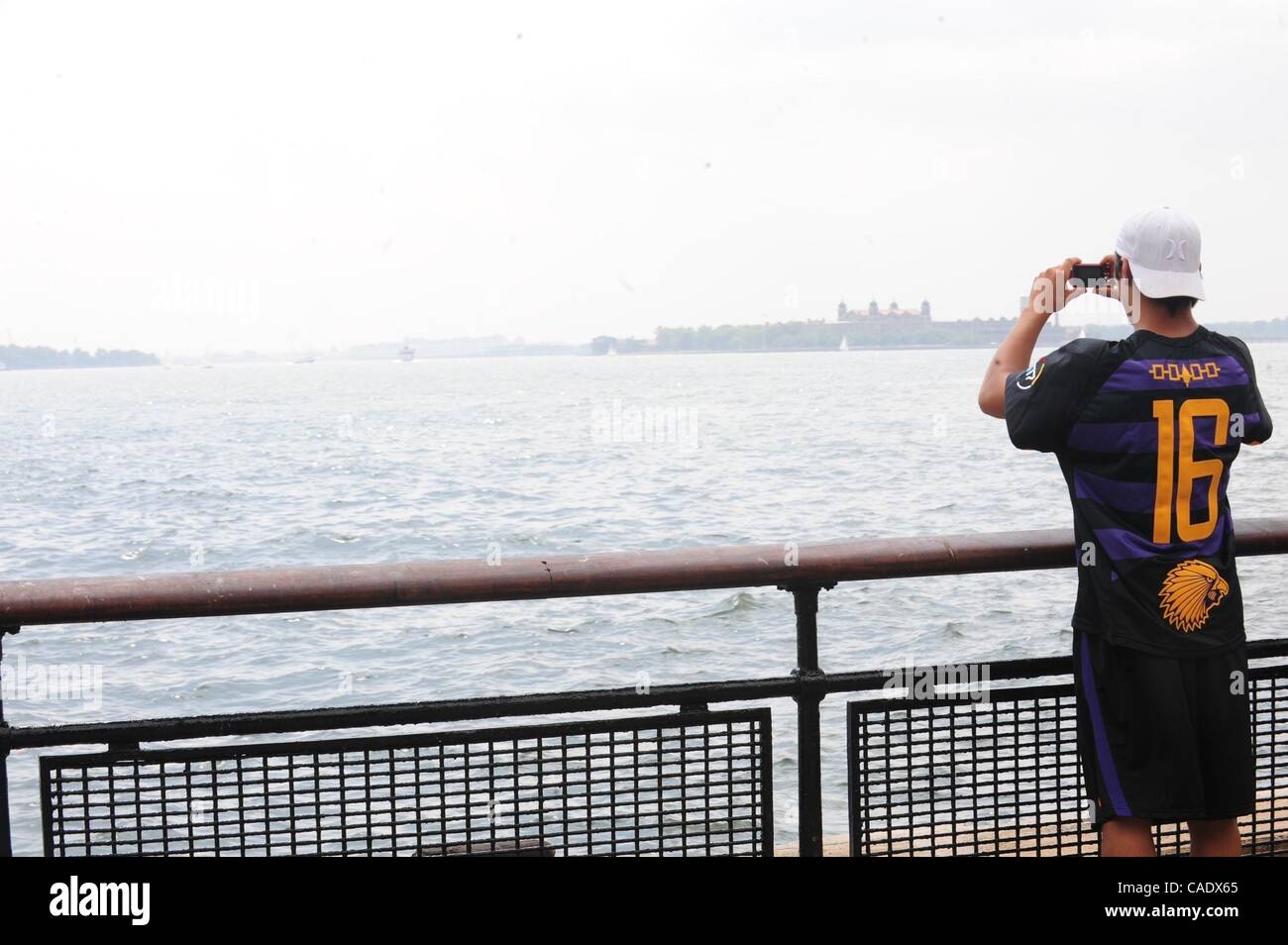 15. Juli 2010 - Manhattan, New York, USA - The Iroquois Staatsangehörigen Lacrosse-Team besucht Battery Park während der Hoffnung, die sie Einstieg in England dürfen, in der Sport-Weltmeisterschaft in Manchester zu konkurrieren. Die britische Regierung sagte am Mittwoch, dass das Team nicht gestatten würde, in Stockfoto