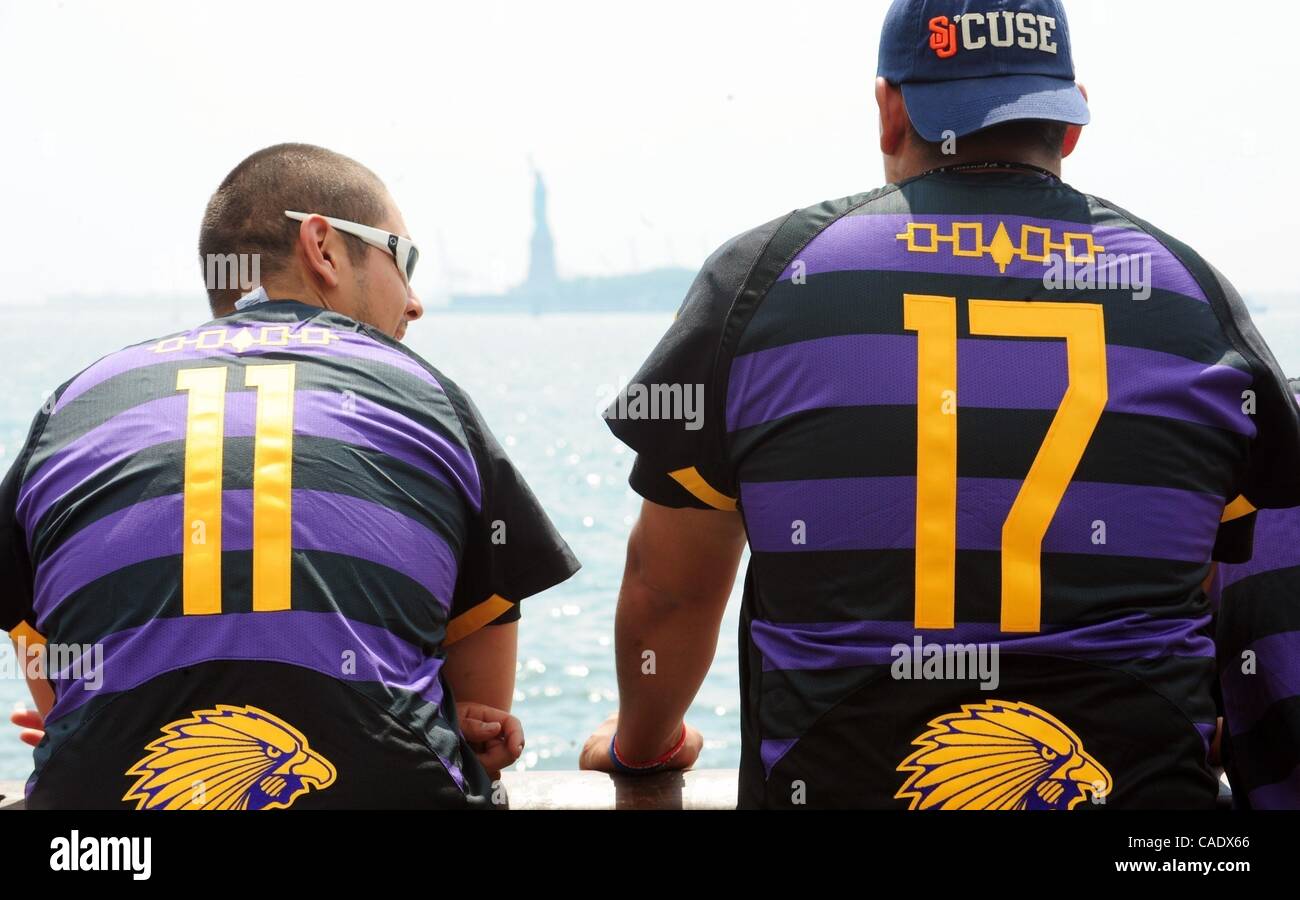 15. Juli 2010 - Manhattan, New York, USA - The Iroquois Staatsangehörigen Lacrosse-Team besucht Battery Park während der Hoffnung, die sie Einstieg in England dürfen, in der Sport-Weltmeisterschaft in Manchester zu konkurrieren. Die britische Regierung sagte am Mittwoch, dass das Team nicht gestatten würde, in Stockfoto