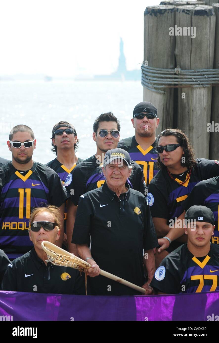 15. Juli 2010 - besucht Manhattan, New York, USA - OREN LYONS (C), Vorsitzender des Board of Directors für die Irokesen Staatsangehörigen Lacrosse Team Posen mit dem Team als die Irokesen Staatsangehörigen Lacrosse-Team Battery Park während der Hoffnung, die sie Eintritt in England in th antreten dürfen Stockfoto