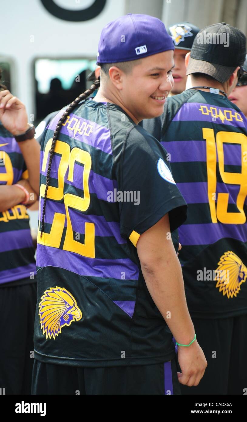 15. Juli 2010 - Manhattan, New York, USA - Jerome Thompson der Onondoga Nation zusieht wie die Irokesen Staatsangehörigen Lacrosse-Team Battery Park besucht während der Hoffnung, die sie Einstieg in England dürfen, in der Sport-Weltmeisterschaft in Manchester zu konkurrieren. Die britische governme Stockfoto