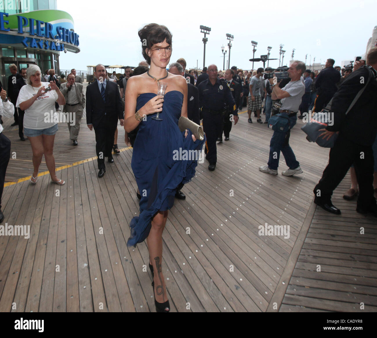 Sep 16, 2010 - Atlantic City, New Jersey, USA - Schauspieler PAZ DE LA HUERTA geht die berühmten Atlantic City Boardwalk, nachdem die Besetzung bei der HBO & Caesars-Premiere von "Boardwalk Empire" erschossen (Credit-Bild: © Tom Briglia/ZUMApress.com) Stockfoto