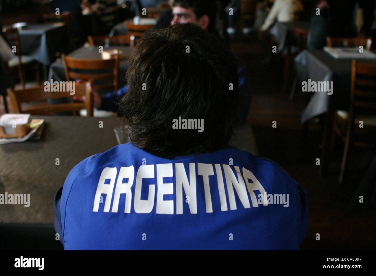 9. Juni 2010 - Rosario, Santa Fe, Argentinien - hat ein Mann in einer Bar eine Argentinien Shirt. World Cup wächst Fieber, die Leute von Rosario sind stolz auf ihren berühmten Sohn, Lionel Messi, wohl der weltweit größten Fußballer. Messi-Karriere begann im Alter von 5 an den Fußballverein Grandoli in die zu Stockfoto