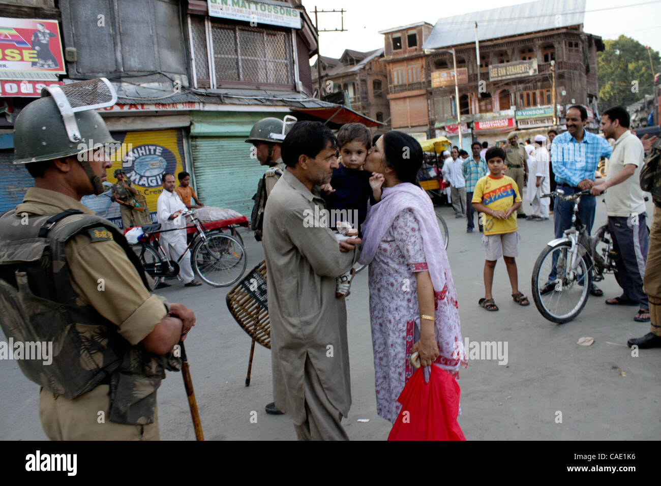 23. August 2010 - Srinagar, wacht Kaschmir, Indien - Mitglied der indischen paramilitärischen Truppe von CRPF (zentrale reservierten Polizei) ein fest an einem Abend Gemüsemarkt in den Tagen des Heiligen Monats Ramadan in Srinagar von der indischen Regierung regiert. (Kredit-Bild: © Shome Basu/ZUMApress.com) Stockfoto