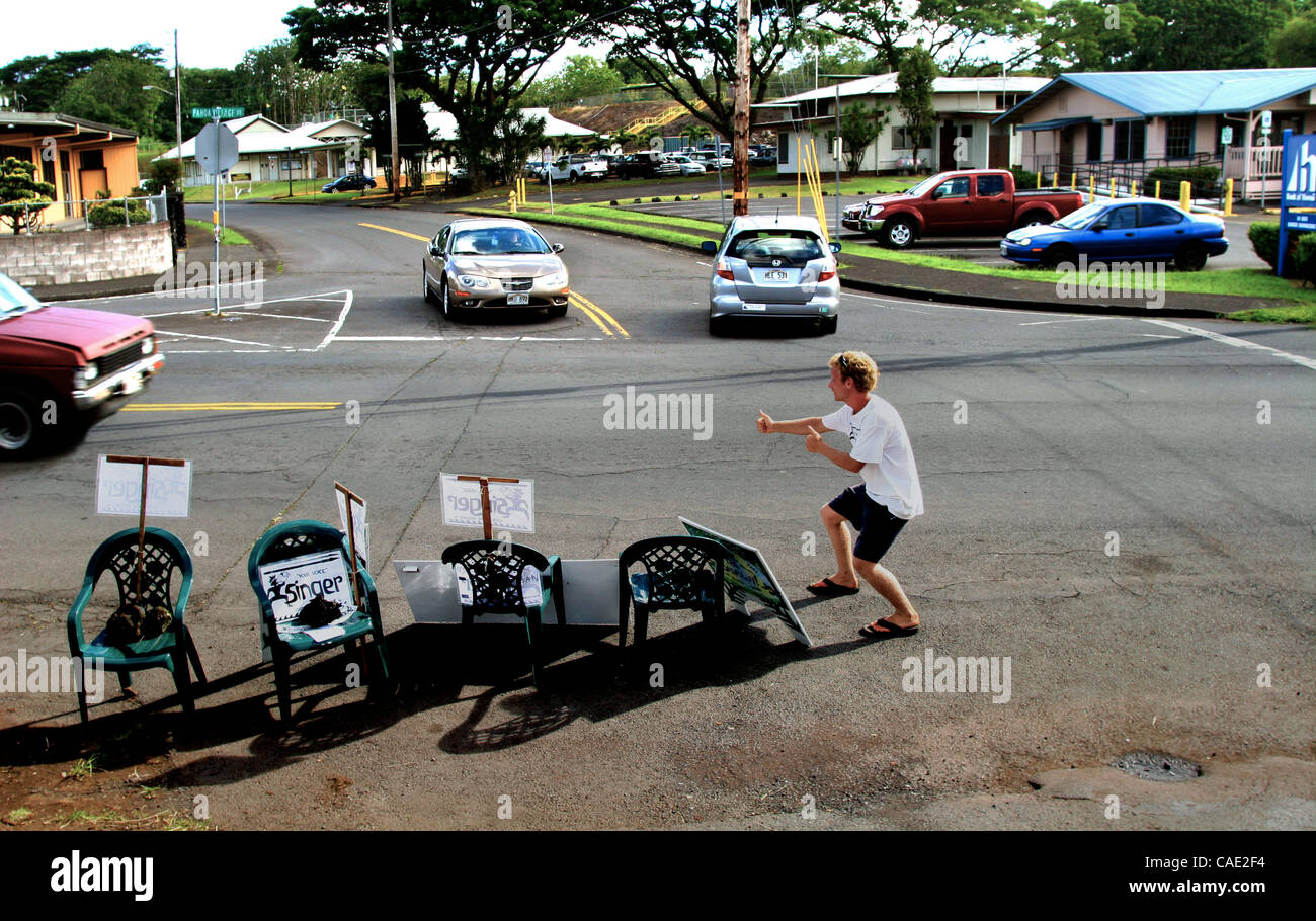 17. September 2010 - hält Big Island, Hawaii, USA - Bezirk 4 Kandidaten SOLOMON SINGER seine Energie bei der Werbetätigkeit in Pahoa am primären Wahltag als Verkehrsströme über das Wahllokal in Pahoa Community Center hoch. Am 18 und ein non-Partisan weiß Sänger hat er einen harter Kampf um ma Stockfoto