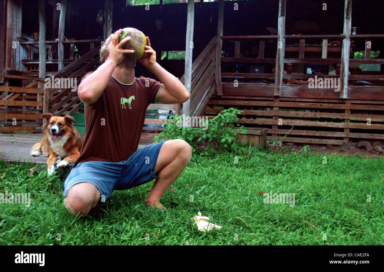 18. September 2010 - jongliert Big Island, Hawaii, USA - Bezirk 4 Kandidaten SOLOMON SINGER einige Guave zu Hause nach dem letzten Tag der Kampagne am Tag Primärwahl. Bei 18 und ein non-Partisan weiß Sänger er ist einen harter Kampf aber wird sicherlich Erfolg im Leben so oder so mit seiner Vielfalt an sk Stockfoto