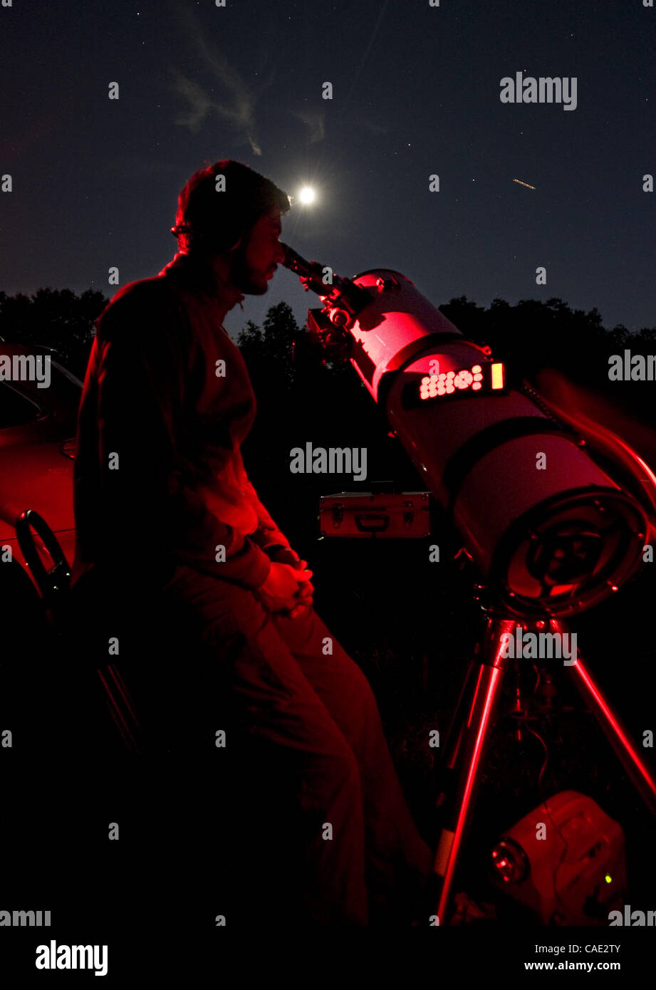 17. Juni 2010 - Dexter, Michigan, USA - sieht Krishna Rao, M.D., von Ann Arbor auf den Mond durch seine 8'' Newtonschen Spiegelteleskop am Pfirsich-Berg in der Nähe von Dexter, Michigan im Juni 2010. (Kredit-Bild: © Mark Bialek/ZUMAPRESS.com) Stockfoto