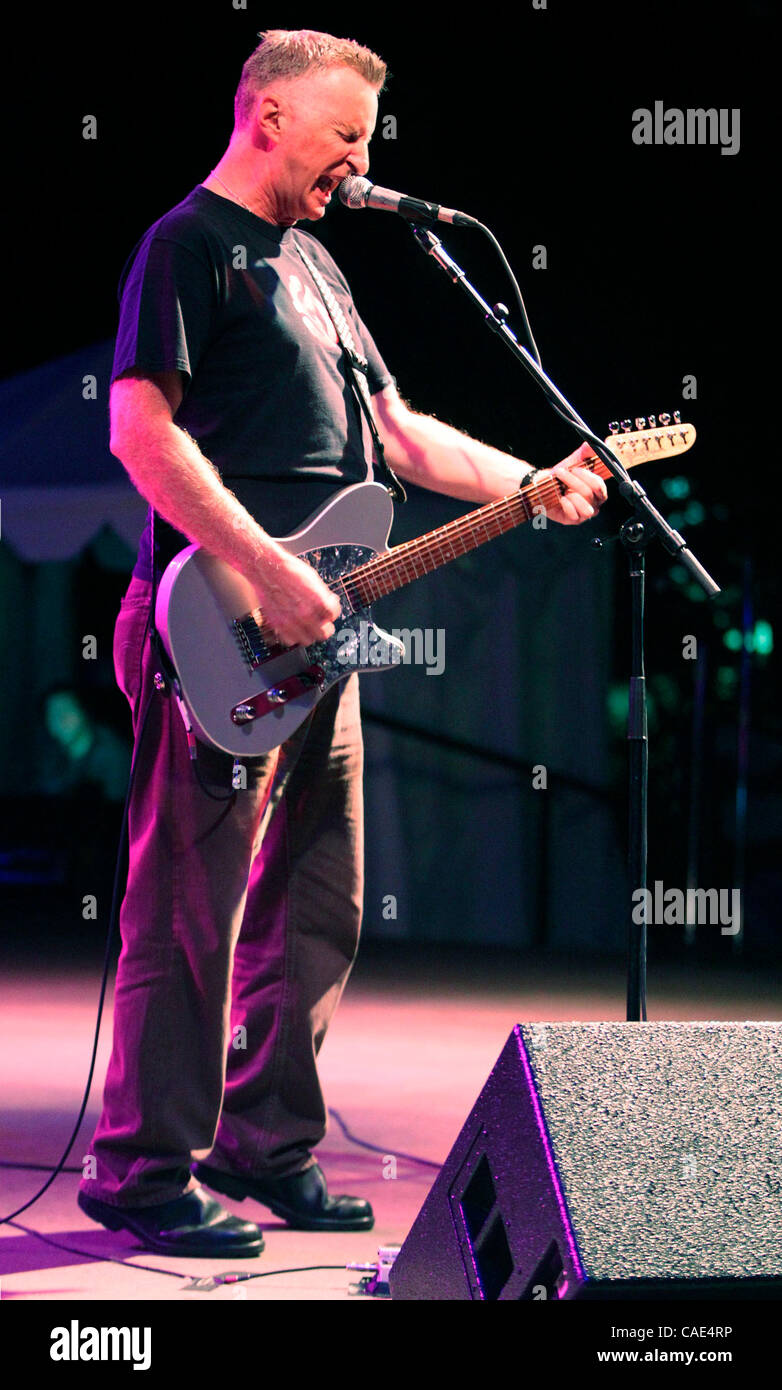 Sep 05, führt 2010 - Seattle, Washington, USA - legendäre britische Punk-Gitarrist BILLY BRAGG auf der Starbucks-Bühne in der zweiten Nacht zum 40. jährliche Bumbershoot Music and Arts Festival in Seattle, Washington.  Bragg ist einer der mehr als 200 internationale Künstler, die an die takes Stockfoto
