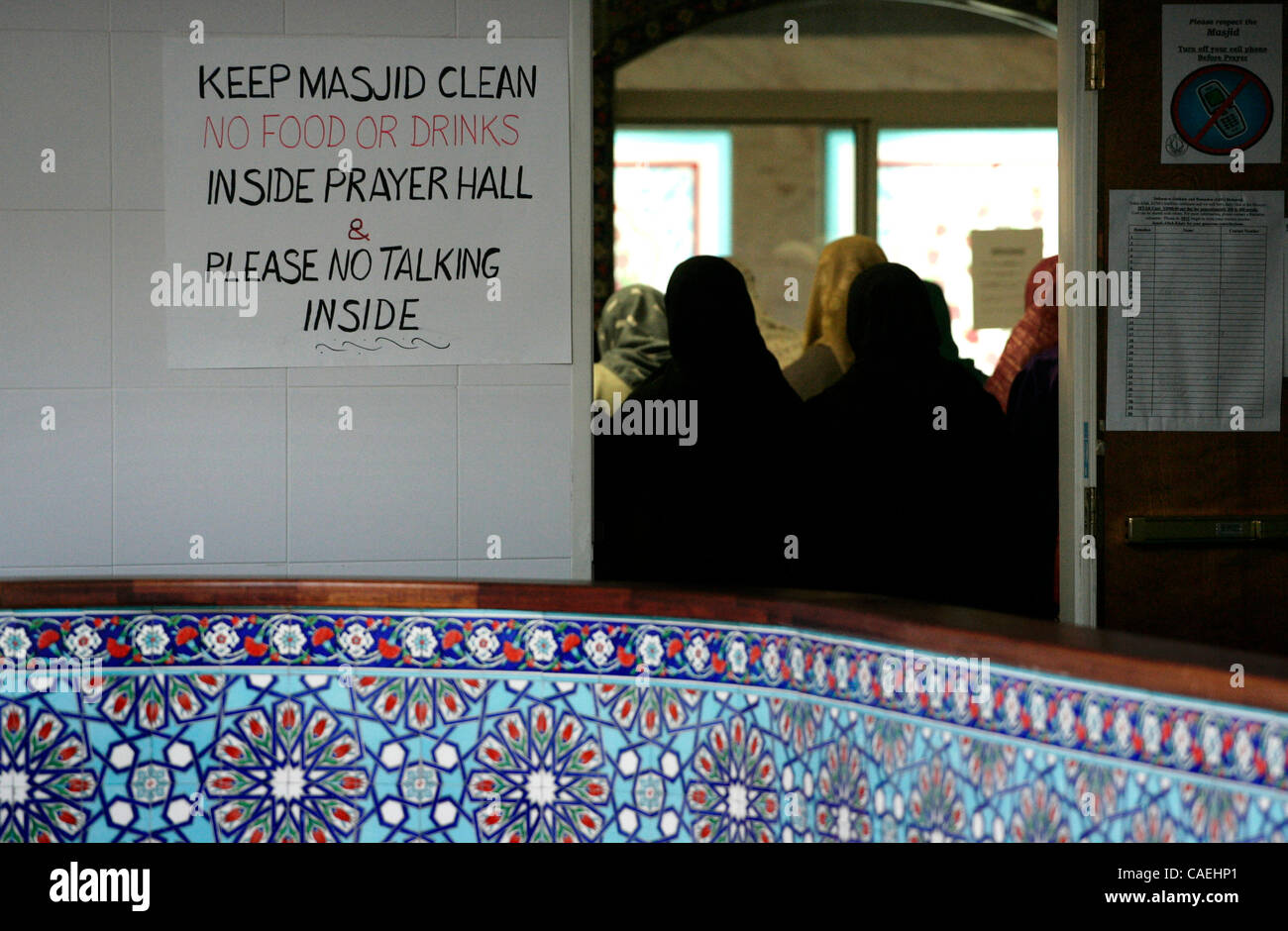 20. August 2010 - Culver City, Kalifornien, USA - Gläubige versammeln sich zum Mittag-Andachten in der König-Fahd-Mosque in Culver City, Kalifornien auf den zweiten Freitag Ramadan, der heiligste der Monate im islamischen Kalender. Fasten im Monat Ramadan gehört zu den fünf Säulen des Islam. Die Stockfoto