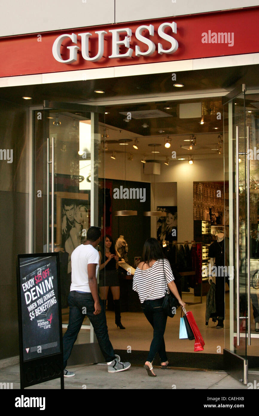 26. August 2010 geben Sie - Santa Monica, CA, USA - Shopper einen Guess Store die Third Street Promenade in Santa Monica in Santa Monica, Kalifornien, USA, Donnerstag, 26. August 2010. . Fotograf: Jonathan Alcorn/Bloomberg (Kredit-Bild: © Jonathan Alcorn/ZUMApress.com) Stockfoto