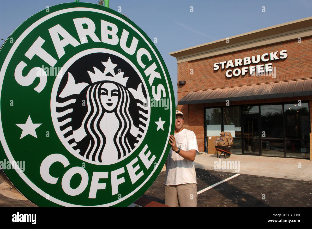 Neues Starbucks Coffee Zeichen in Kennesaw, GA errichtet, wie ein kleiner Shop vorbereitet ist, um zu öffnen. Aggressives Wachstum durch das Unternehmen mit Sitz in Seattle hat mehr als $ 6 Milliarden Umsatz pro Jahr, mit mehr als 11.000 Filialen weltweit geführt.  © 2006 Robin Nelson Stockfoto