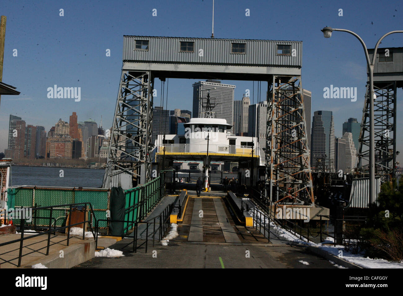 FDNY Kommissar Nicholas Scoppetta und Polytechnische Universität Präsident Emeritus George Bugliarello verkünden, dass $ 1 Million zu gewähren, um Auswirkungen von windbetriebenen Hochhaus Brände auf Governors Island in New York City zu studieren. Bildnachweis: Mariela Lombard / ZUMA Press. Stockfoto